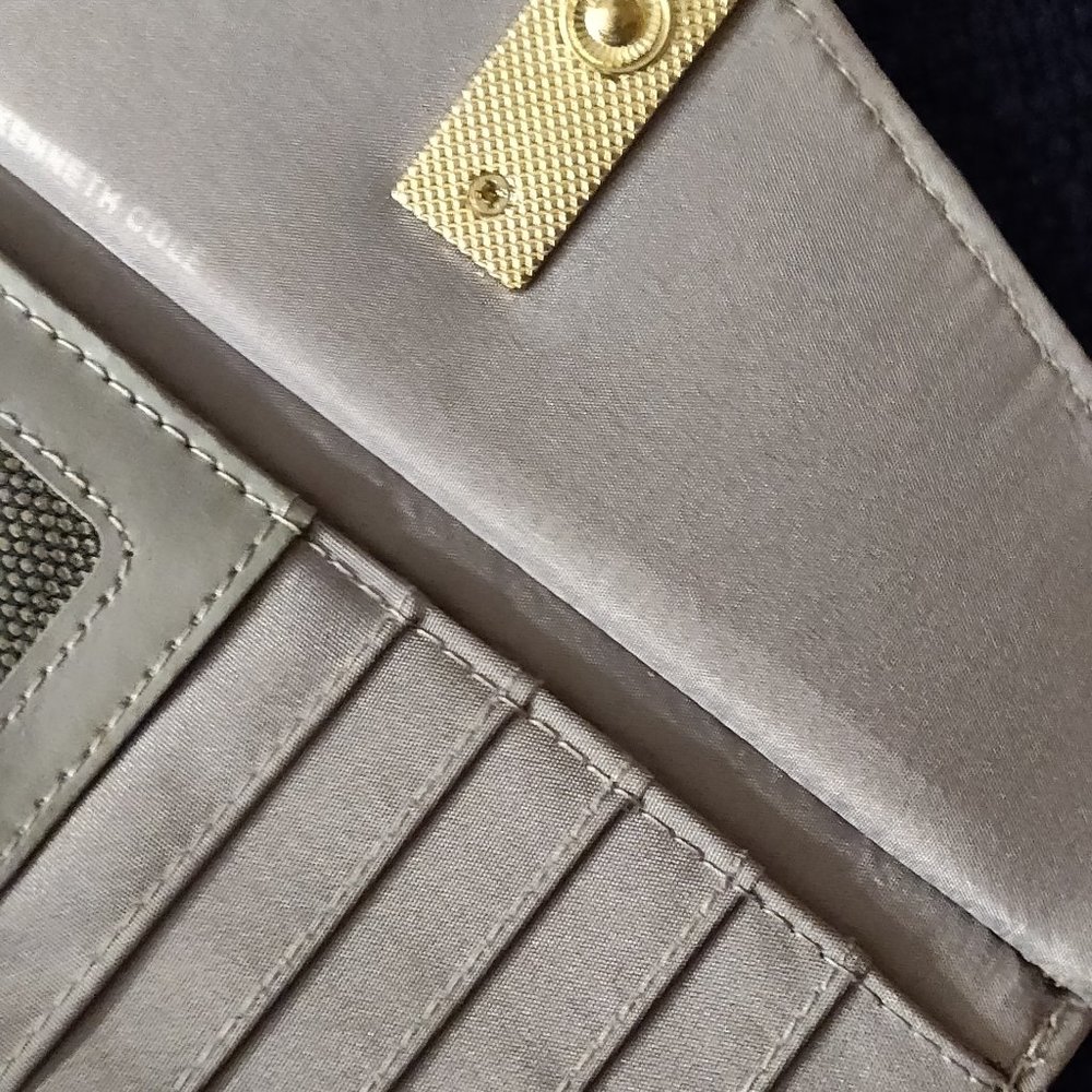 Kenneth Cole Reaction Wallet - Picture 3 of 6